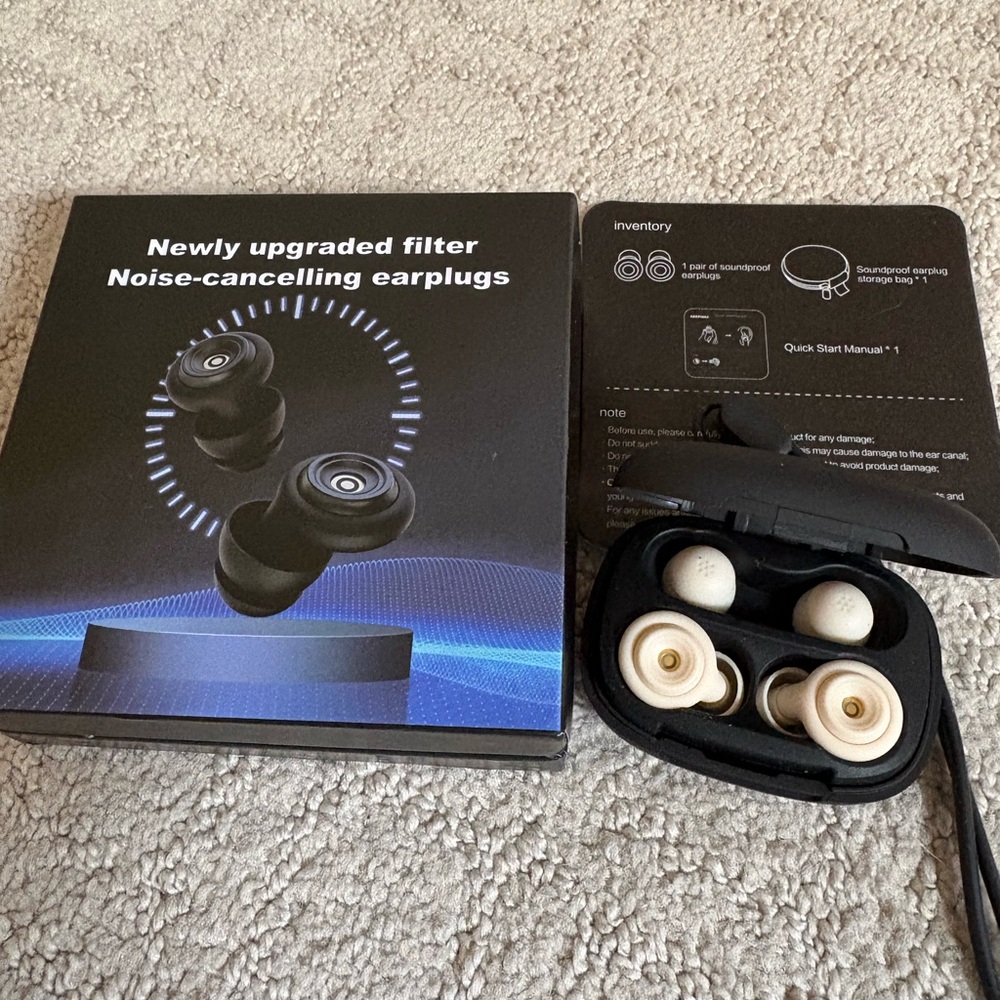 Noise canceling earplugs